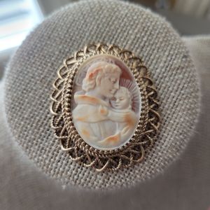 Beautiful vintage cameo brooch pin/pendant